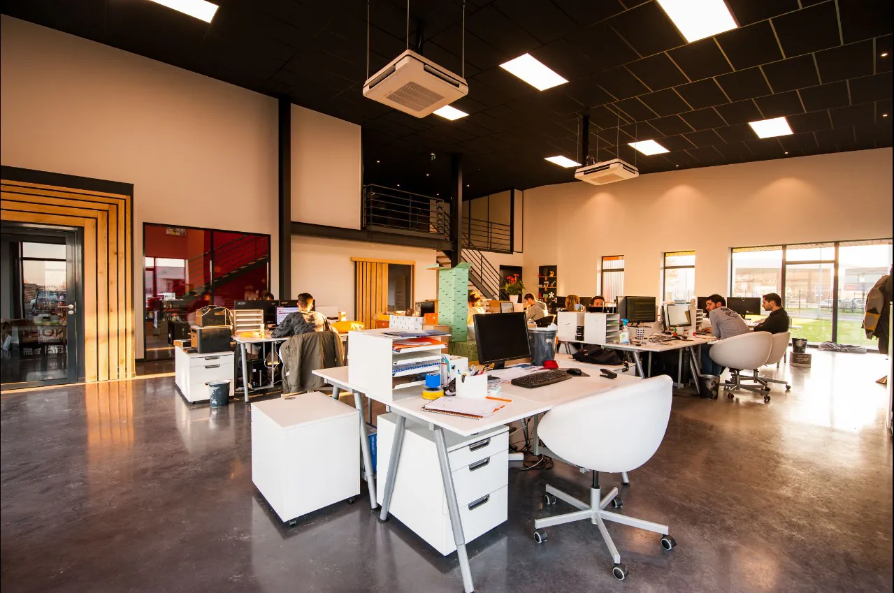 Office air conditioning airflow and unit positioning
